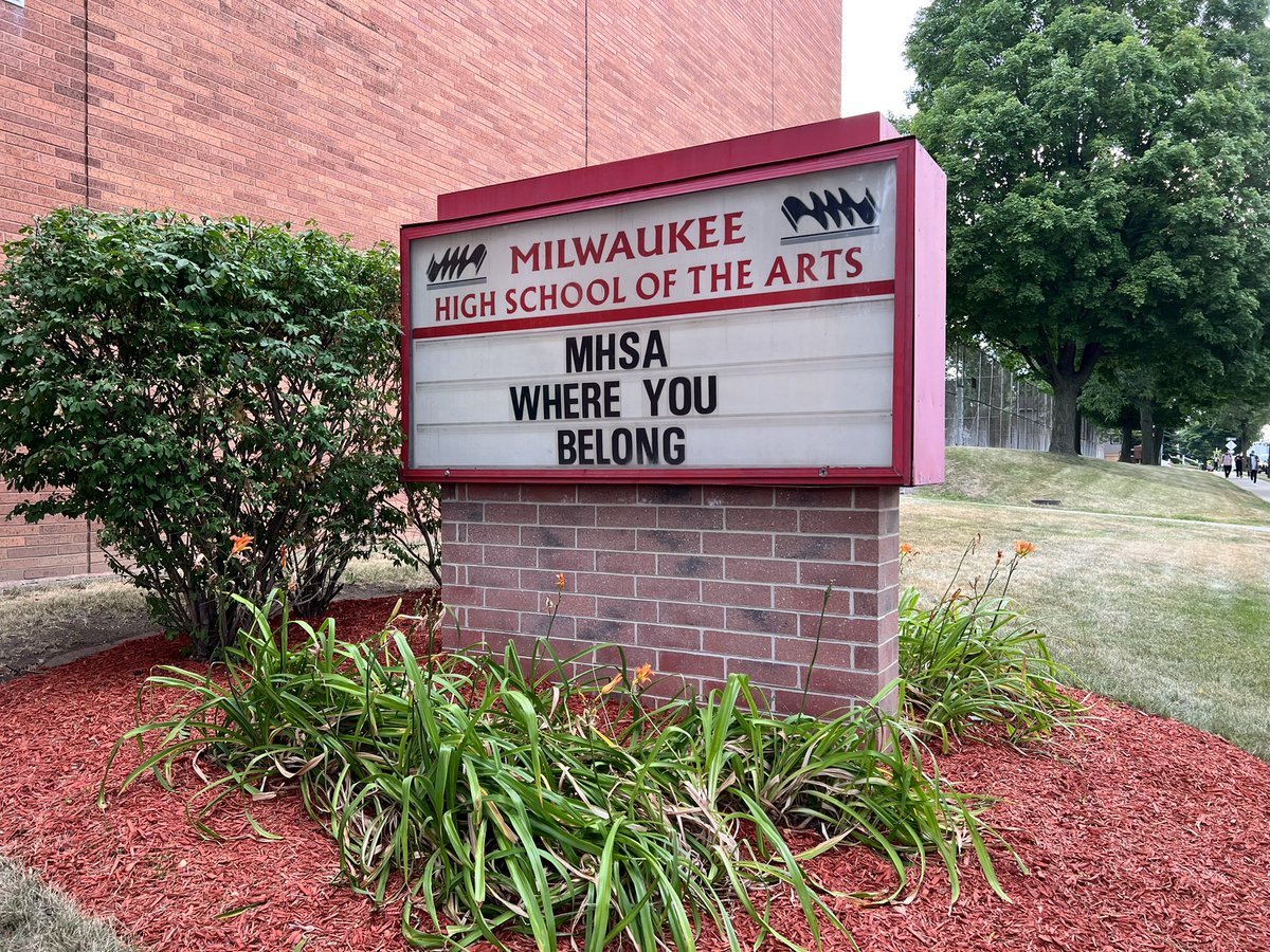 MilwaukeeMPS's tweet photo. Welcome back the students at Milwaukee High School of the Arts! #MPSDayOne #welcomeback #mspproud https://t.co/0eDCUIedbD