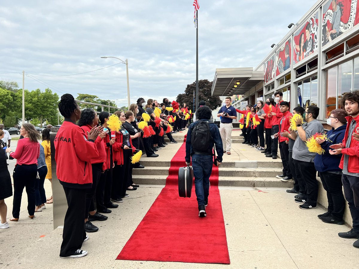 MilwaukeeMPS's tweet photo. Welcome back the students at Milwaukee High School of the Arts! #MPSDayOne #welcomeback #mspproud https://t.co/0eDCUIedbD