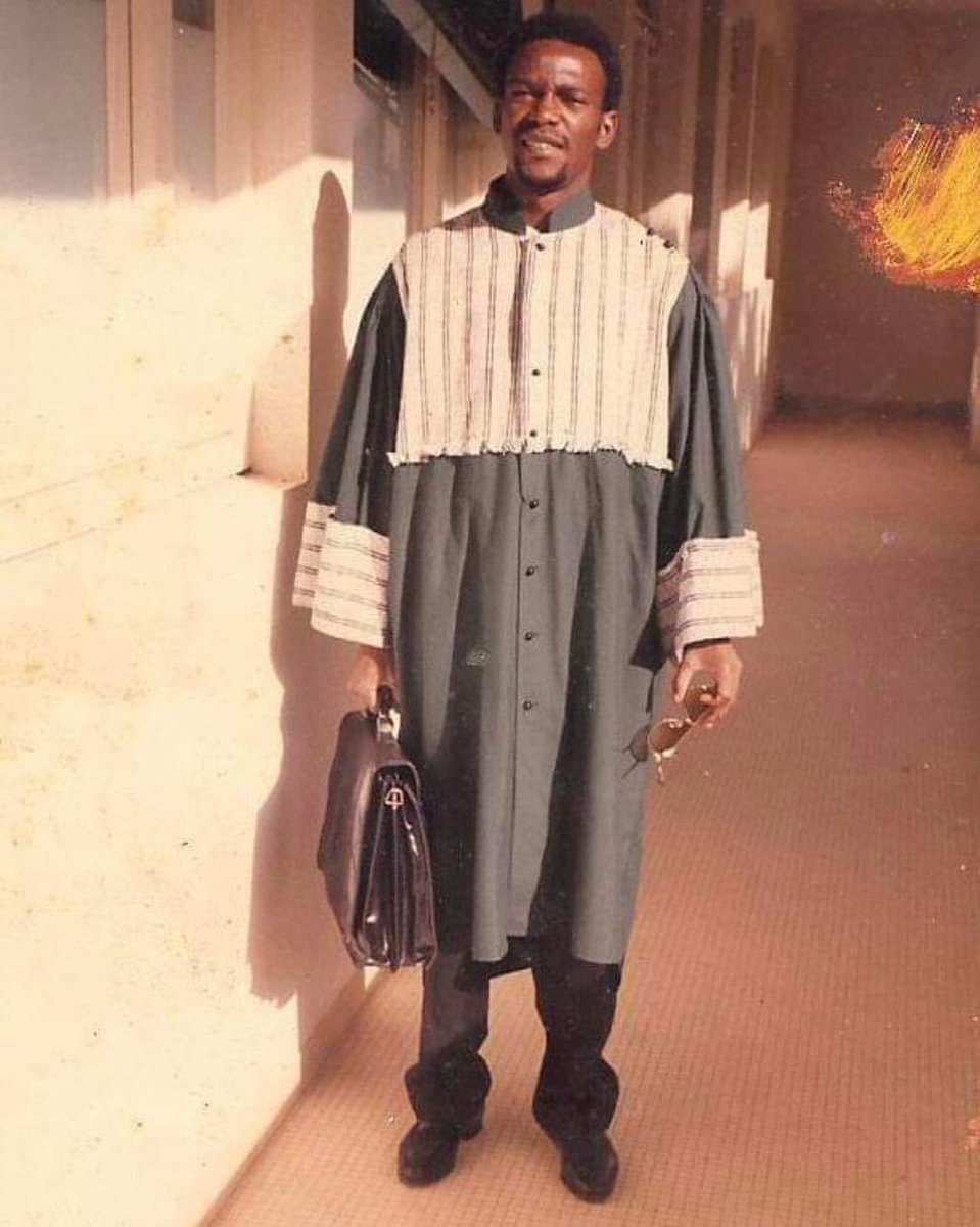 Mamadou Koulibaly en 1987 à l’âge de 30 ans. Il est déjà, à cette époque, professeur agrégé des Facultés des Sciences économiques depuis 3 ans, le plus jeune agrégé de sa génération et l’un des économistes les plus brillants d’Afrique. 

S/0 Team Mamadou Koulibaly