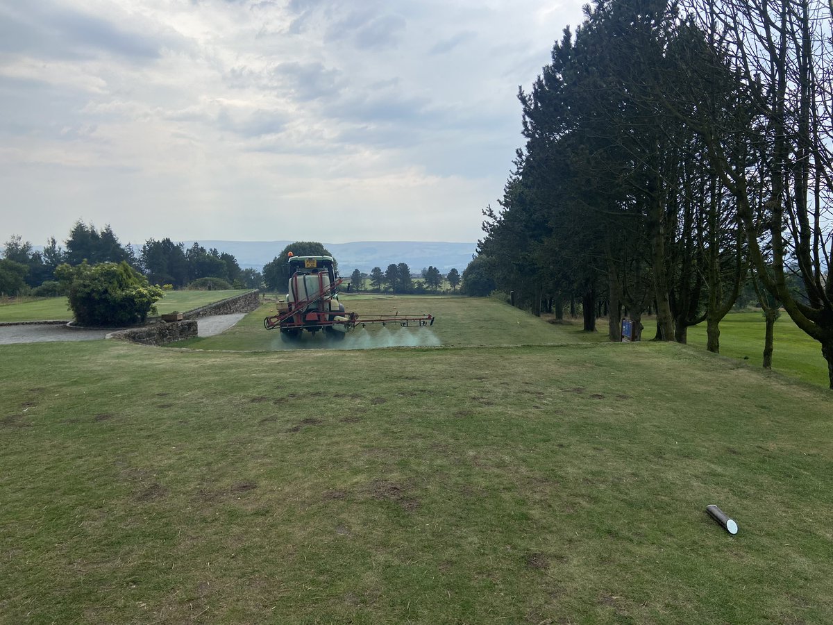 NelsonGCgreens's tweet photo. Greens vibro rolled instead of being cut. Followed with an application of seaweed and amino acids, as well as the tees, ahead of the rain 🤞. Started scarifying mounds on 15 and 16 too. https://t.co/n19J6XnglI