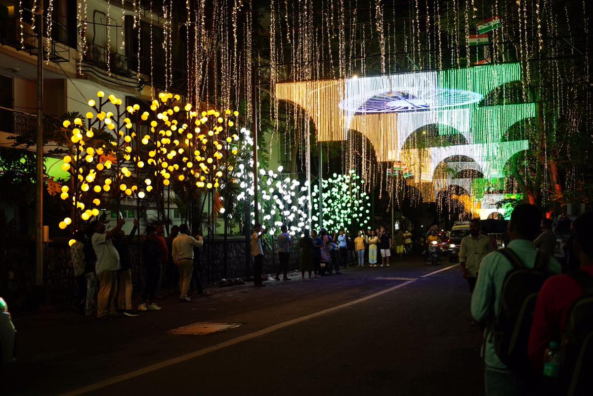 Meet1211's tweet photo. Ambani House Antilia is looking very  very beautiful on this occasion of Independence Day https://t.co/yaXcrAv0wc https://t.co/jJ8SBFG2kQ