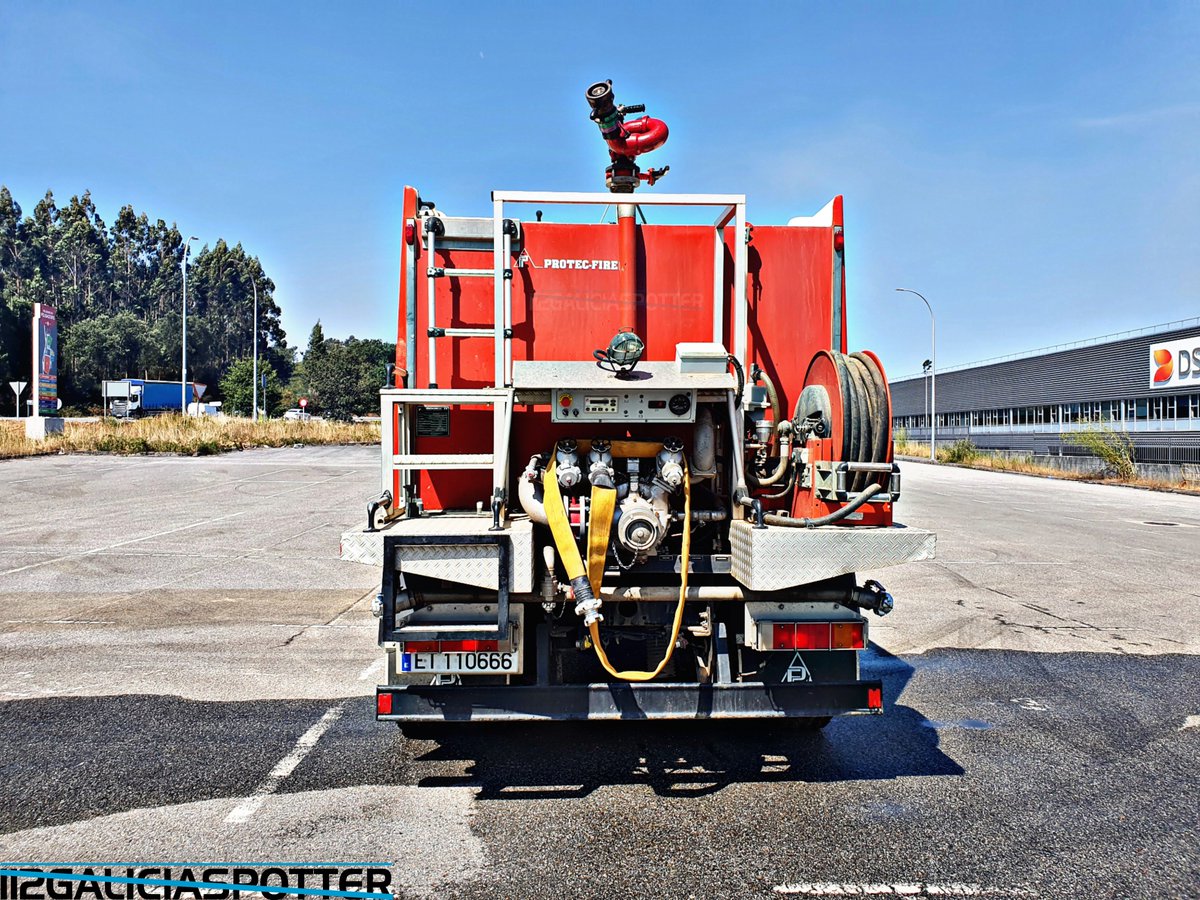 GaliciaSpotter's tweet photo. Bomba Nodriza Pesada Iveco Trakker 350 perteneciente al BIEM V de la Unidad Militar de Emergencias.
Carrozado por Protec-Fire
#iveco #biemv #ume #protecfire #fire #firefighter #ifsaiarcaldasdereis #if #bomberos #trakker #bomba #bnp #emergency #emergencyspotting #Galicia https://t.co/huMjqrMVZi