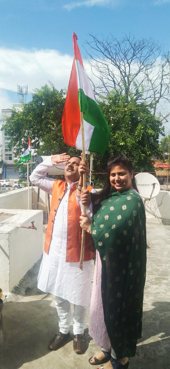 #स्वतंत्रता_दिवस_की_शुभकामनाएं 🇮🇳
देश  प्रेम  की  पीकर हाला
खुद को बासंती  रँग डाला 
लेकर झंडा निकल पड़ा हूँ
देशभक्ति की जपने माला।।
✍️प्रदीप चौहान'दीप'