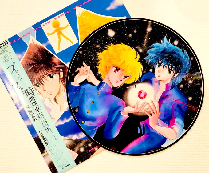 30年くらい前のピクチャーレコード。レコードって黒いから色が深くてとてもキレイなのだけど、スゴいなーこんなにキレイで音楽まで聴けるなんて 