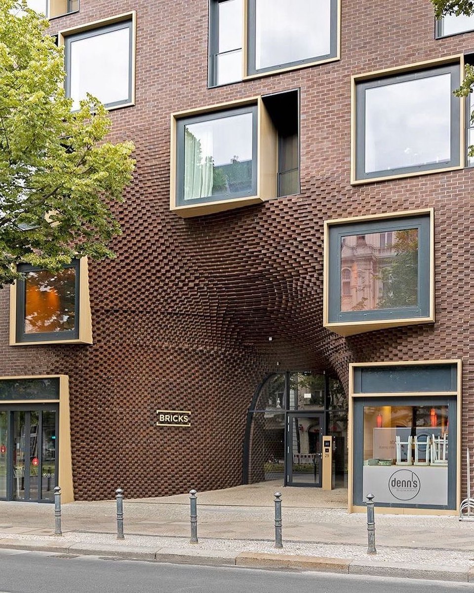 parametricarch's tweet photo. Architecture firm GRAFT Architects revitalizes historical post office complex on the Hauptstraße in Berlin Schöneberg with parametric brick façade.

📸 Photograph: BTTR GmbH
📍Location: Berlin, Germany / 2019

#brick #bricks #brickfacade #brickdesign #facade #facadedesign https://t.co/scufT4B5nj