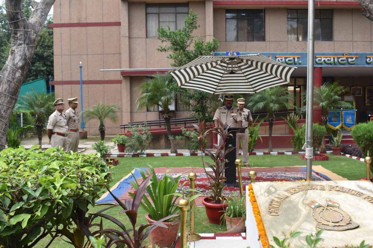 31 Bn CRPF today celebrated Independence Day in a grand manner at its unit HQ Phase 3 Mayur Vihar .On the occasion Commandant of the unit Sh Anand Singh Rajpurohit took salute and unfurled the National flag at Unit HQ in the presence of Unit Officers , SOs and Jawans.