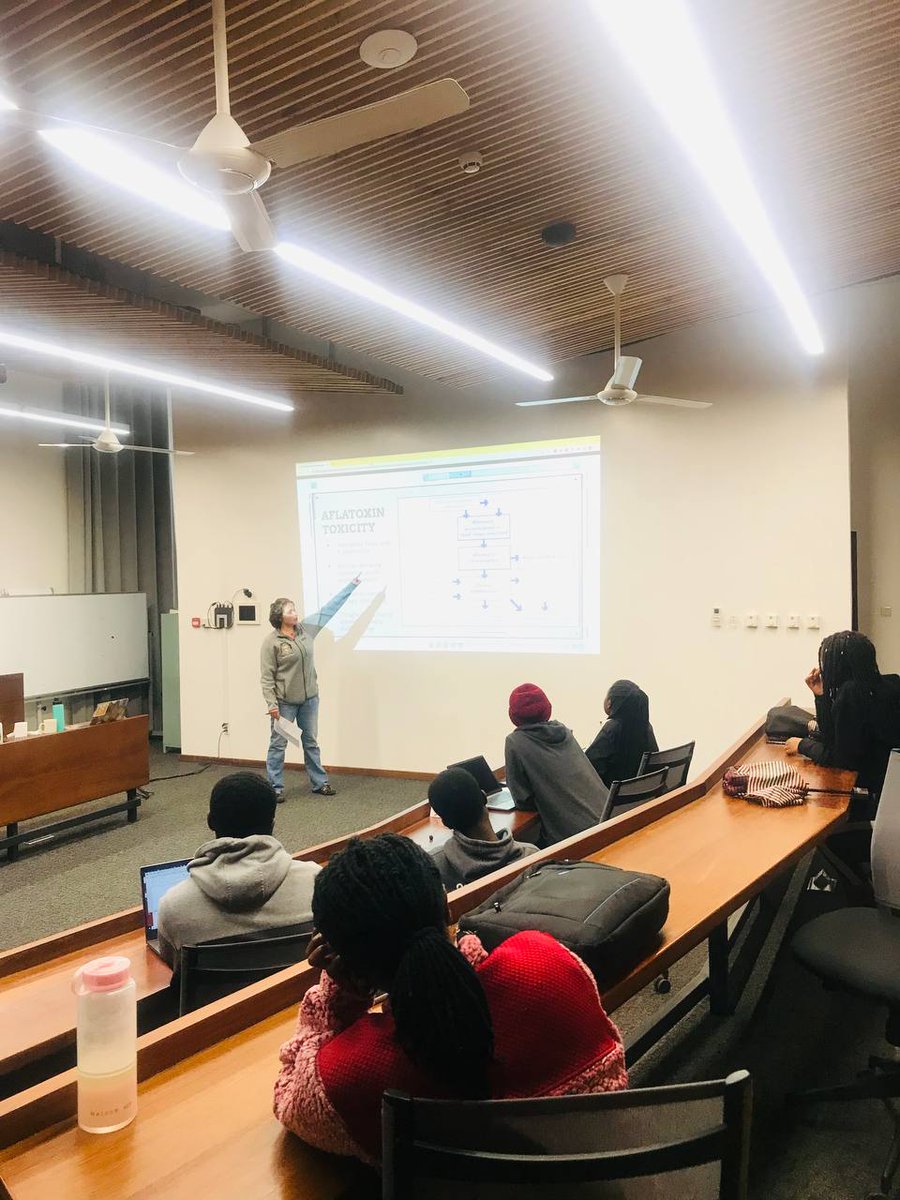 Happening now: One Health integration in clinical cases seminar by @BiginiEvelyn, thank you for the insightful discussion👏🏽.
#onehealth 
#ughe 
#ughesohic