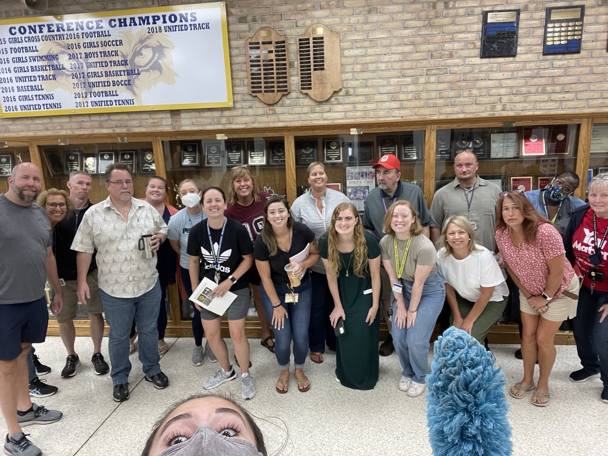 Ms_Lowe_FCPS's tweet photo. @DrWare_FCPS #whsteamchallenge blue team! https://t.co/ugRKOPBMNt