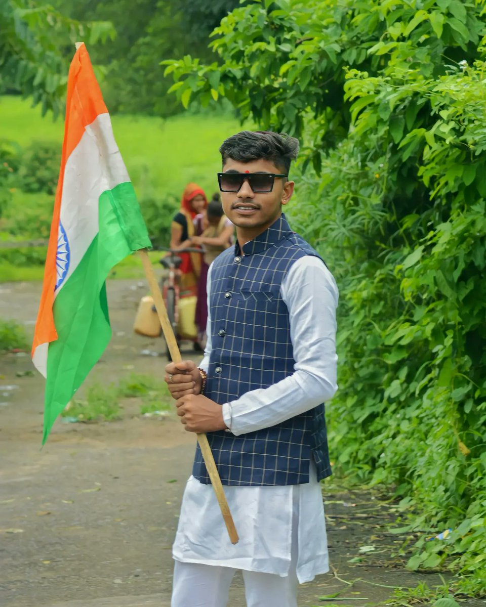 " ज़िद पे आ जाएँ,  तो रुख़ मोड़ दें तूफ़ानों के....!
तुमने तेवर नही देखे , अभी 'तिरंगे' 🇮🇳 के दीवानों के.....!! "
.
.
.
.
.
#आज़ादी_का_अमृत_महोत्सव