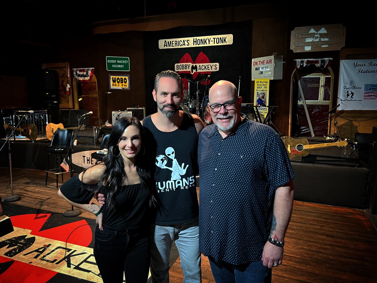 NickGroff_'s tweet photo. On stage durning performance of “Johanna” with @BobbyMackey @TessaGroff What an incredible weekend with @Gcrew_g
@ChadLindberg @TheDaveSchrader Josh Heard and amazing group! https://t.co/GE95VkmuPc