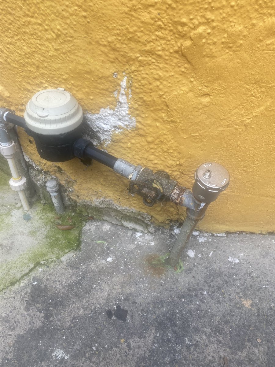 jorgeardzz's tweet photo. @AyD_ParaTi Mira @AyD_ParaTi @GAMEZMARIO en GDL el @siapagdl coloca válvulas de alivio de presión para que a los usuarios no les cobren aire en vez de agua.. eso lo hace la dependencia y es completamente legal. Colocarla antes de el medidor. Por qué en Mty no está permitido https://t.co/JYNeuD6csm
