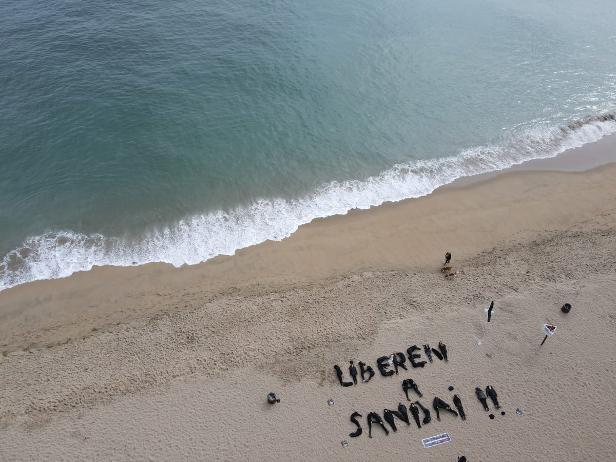 ValparaisoSave's tweet photo. LO LOGRAMOS! Junto a @manadakan creamos un mensaje con alfabeto humano, que pudo ser visto desde el cielo, pidiendo que @Buin_Zoo deje a Sandai partir al Santuario en Sorocaba, Brasil, donde estará mucho mejor. #LiberenASandai #SandaiLibre #NoMasZoo https://t.co/Sq2QqISnRO
