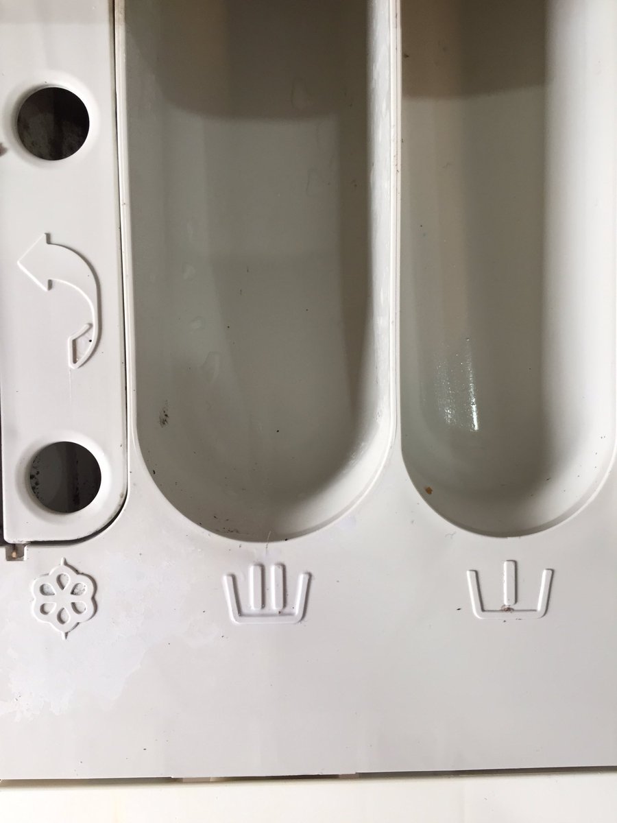 Mothy_moth's tweet photo. @KatiePiper_ @Fern_Britton Our softener drawer has a little flower symbol on it. 😁😁😘 https://t.co/KDqJlukl67