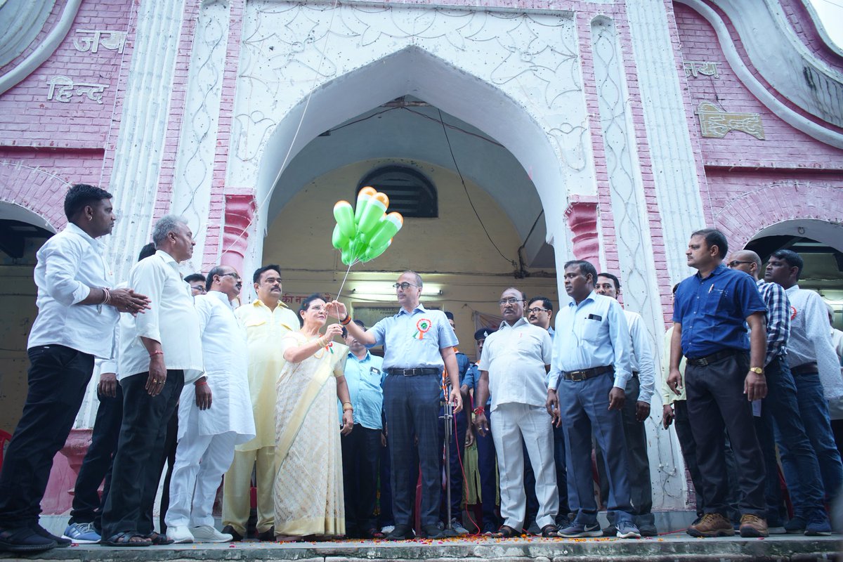 नगरपालिका में ध्वजारोहण के‌ पश्चात गुब्बारा छोड़कर कार्यक्रम की शुरुआत करतीं नगरपालिका अध्यक्ष माया टंडन
#independenceday2022 #IndependenceDay #स्वतंत्रतादिवस #dineshtan