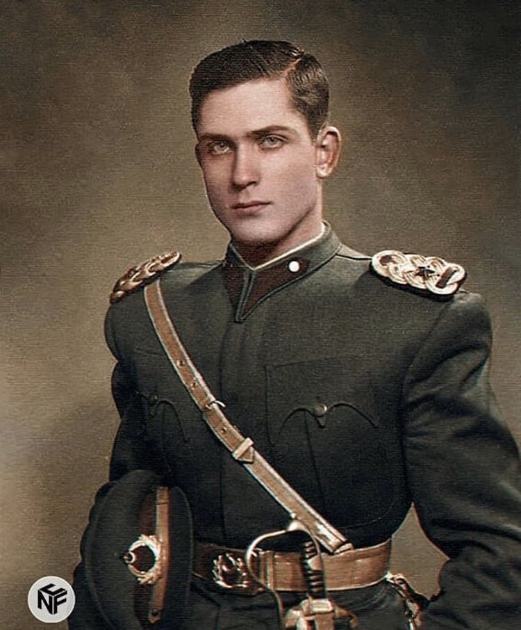 Wer aus meiner Bundeswehr-Bubble kann dies hier bestätigen:

„In the 1930s, Atatürk had the uniforms of the Turkish Armed Forces designed by Coco Chanel. The Turkish Army wore uniforms signed by Coco Chanel until the 1980s.“? <a href="/CarloMasala1/">Carlo "Realism, Gedankenfetzen and Rants" Masala</a> <a href="/hannig/">Carl Hannig</a> <a href="/davidermes/">David Ermes</a>