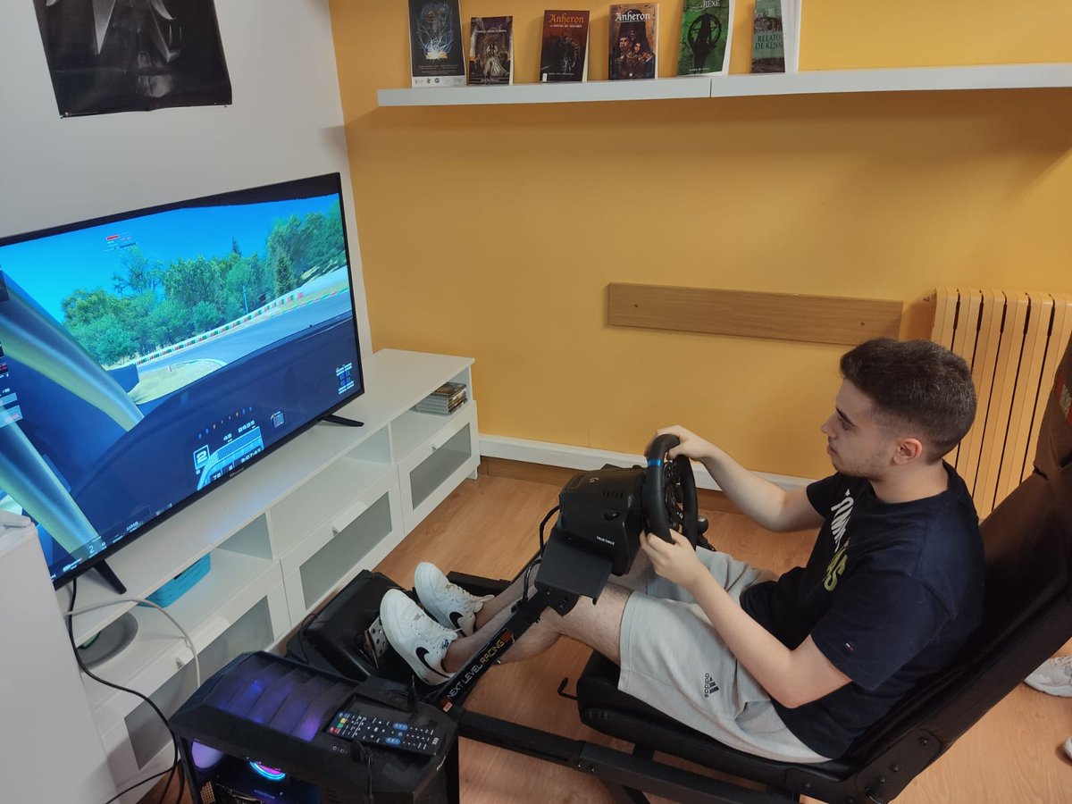 Da gusto cuando ves que alguien de los tuyos se hace mayor tanto en los videojuegos como fuera de ellos y sin embargo no pierde su sonrisa ni sus raíces. Ayer tuvimos la suerte de estar con el y charlar sobre como ha sido su debut en primera división.