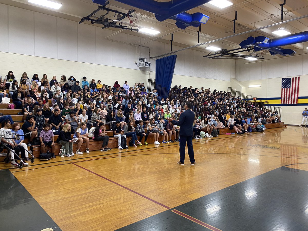 felg54's tweet photo. Welcome Frost 7th graders!! #FrostStrong #weare54 https://t.co/z7xSMS61E9