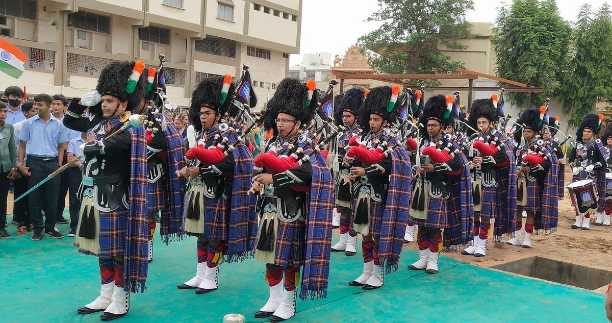 smspbIndia's tweet photo. Shree Muktajeevan Swamibapa Pipeband India @smspbindia performed at @sgadimaninagar for the #azadikaamritmahotsav #harghartiranga 
#acharyaswamijimaharaj #swaminarayangadi 
#independenceday https://t.co/wg1C93bgmr