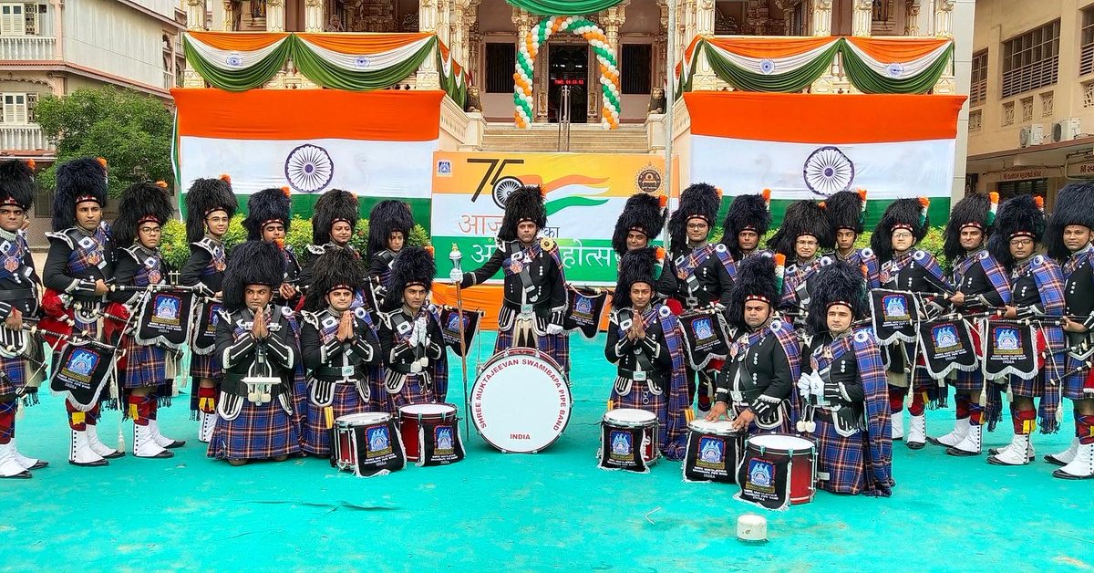 smspbIndia's tweet photo. Shree Muktajeevan Swamibapa Pipeband India @smspbindia performed at @sgadimaninagar for the #azadikaamritmahotsav #harghartiranga 
#acharyaswamijimaharaj #swaminarayangadi 
#independenceday https://t.co/wg1C93bgmr