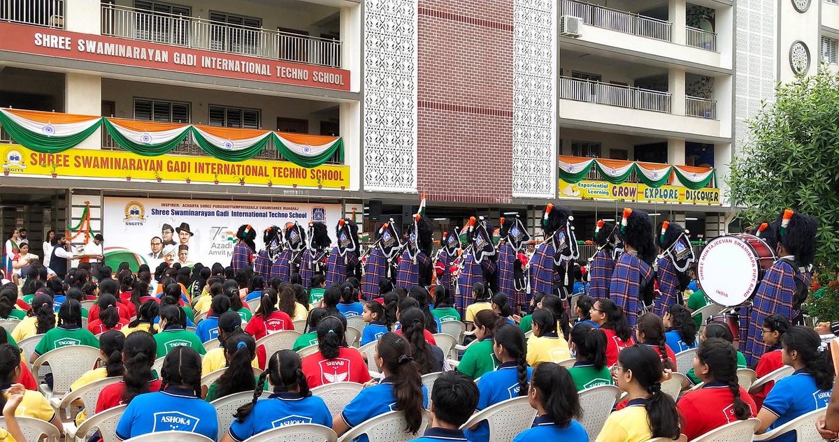 smspbIndia's tweet photo. Shree Muktajeevan Swamibapa Pipeband India @smspbindia performed at @sgadimaninagar for the #azadikaamritmahotsav #harghartiranga 
#acharyaswamijimaharaj #swaminarayangadi 
#independenceday https://t.co/wg1C93bgmr