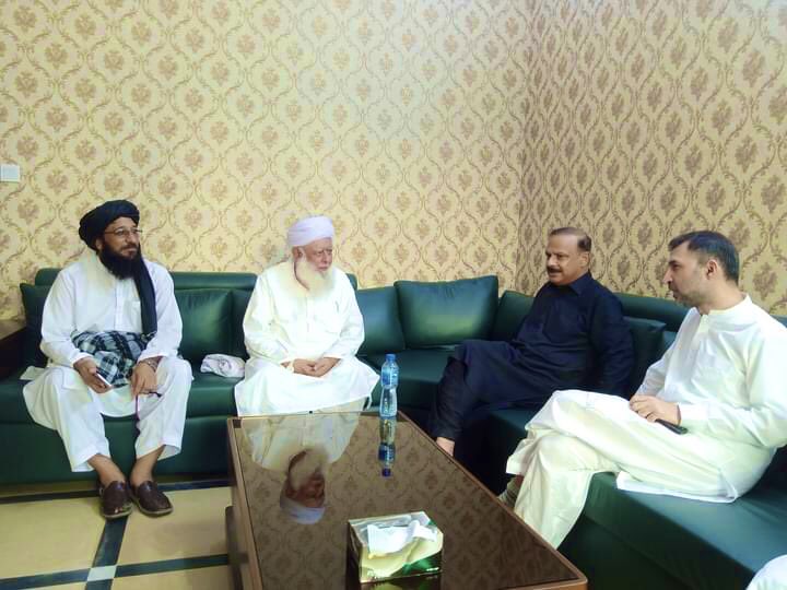 NA22سےحکومتی اتحادکےمتفقہ امیدواربرائےضمنی انتخاب شیخ الحدیث مولانامحمدقاسم صاحب اورمولانا امانت شاہ صاحب کی ہوتی ہاٶس میں پیپلز پارٹی مردان ڈویژن کےصدرنوابزادہ عمر فاروق اورضلعی صدرجناب ذاہددرانی کے ساتھ آنےوالےالیکشن کےحوالےسےمیٹنگ ہوٸی اور بھرپور تعاون کی یقین دہانی کی.