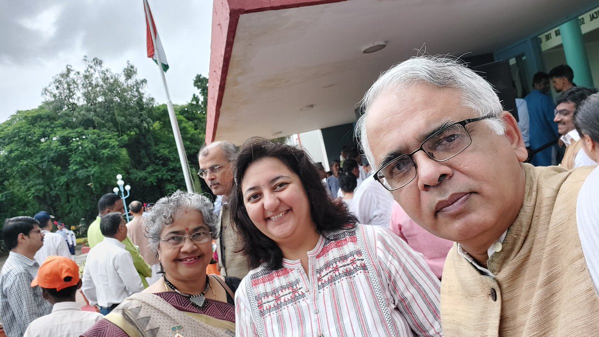 Many famous Chemists/ Chemical Engineers have been associated with NCL. I had privilege to celebrate Independence day @csir_ncl this morning. Seen here with Dr Lele @AshishLele3467, Director, NCL, @MandeSharmila & Dr Mohan Wani, Director @DBT_NCCS_Pune