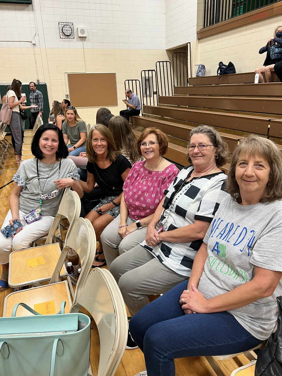 PrincipalRAdams's tweet photo. Let’s go D34! Our kickoff is today and D34 is Going Places! So happy to see our Stellar Oakland staff! #OaklandIsOutOfThisWorld #ExploreWithD34 #D34IsGoingPlaces #OaklandOrbit https://t.co/uEzdEmPxGs