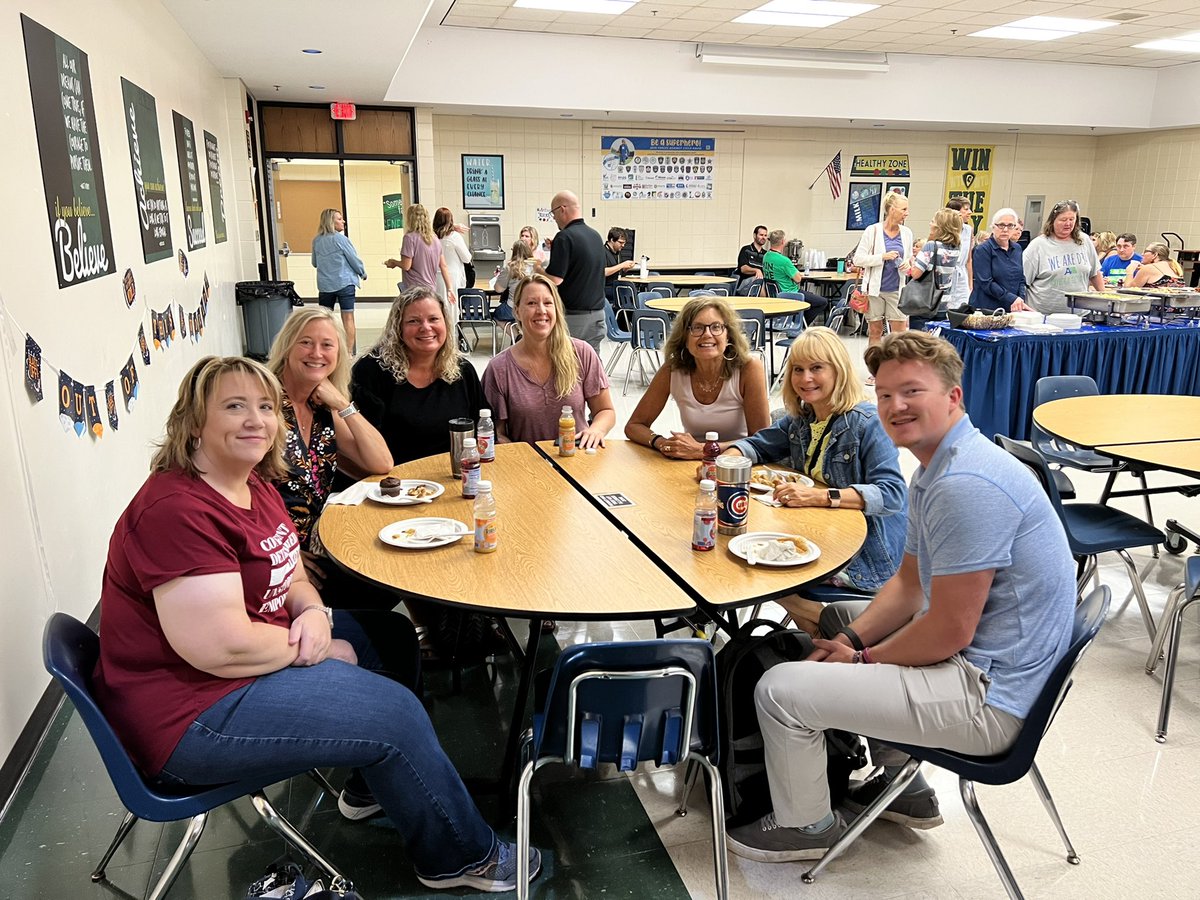PrincipalRAdams's tweet photo. Let’s go D34! Our kickoff is today and D34 is Going Places! So happy to see our Stellar Oakland staff! #OaklandIsOutOfThisWorld #ExploreWithD34 #D34IsGoingPlaces #OaklandOrbit https://t.co/uEzdEmPxGs