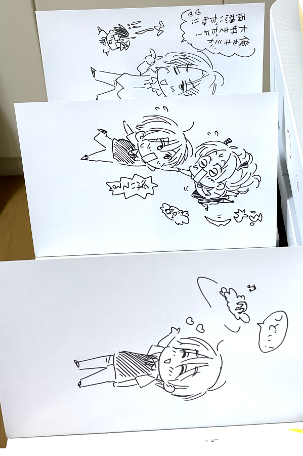 プレゼント用サイン本×3の絵描けた。裏表紙の方にもちょっと描いた。勘違いして、大きな下描きを用意してしまいまして😱絵が大きくサイン本に描けなかったので、原稿用紙に描いたものをサイン本とセットにしてお送りさせてください。プレゼント内容が変わってしまい申し訳ありません!🙇💦 