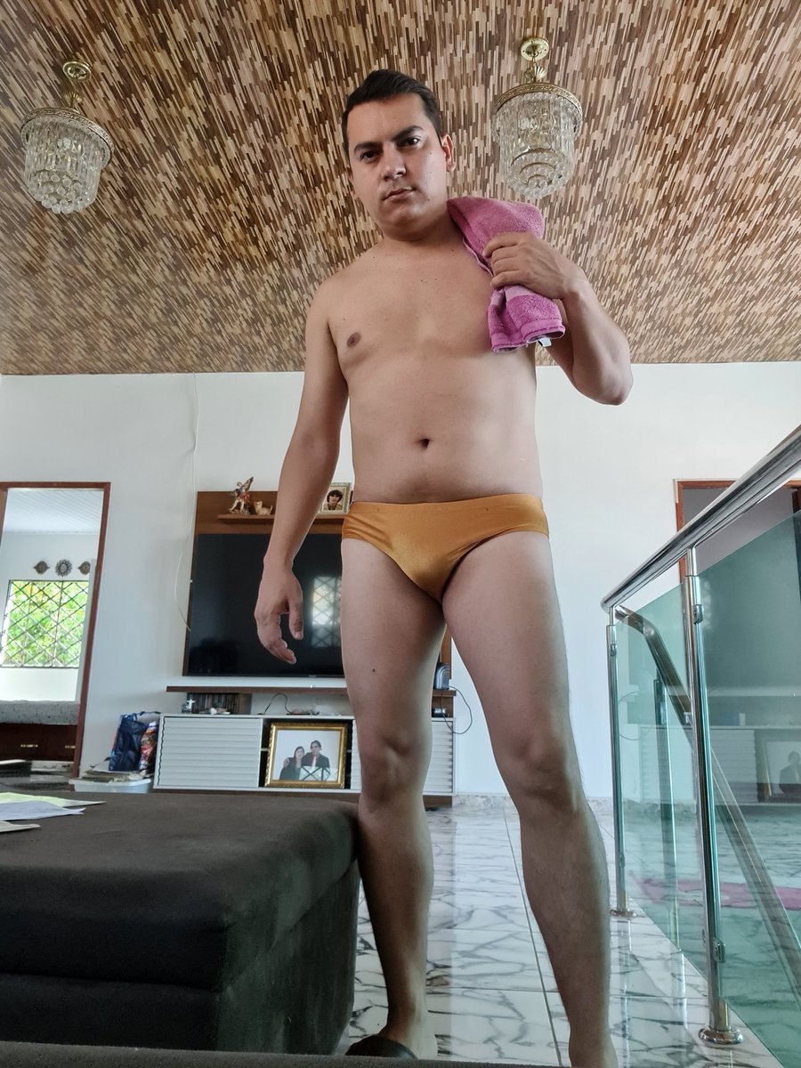 waldiradriano's tweet photo. E essa cara de sono? Típica de segunda-feira! Experimentando se o dourado me cai bem. 😅 #bertoro #sunga #nofilter https://t.co/oVWVlPQgcV