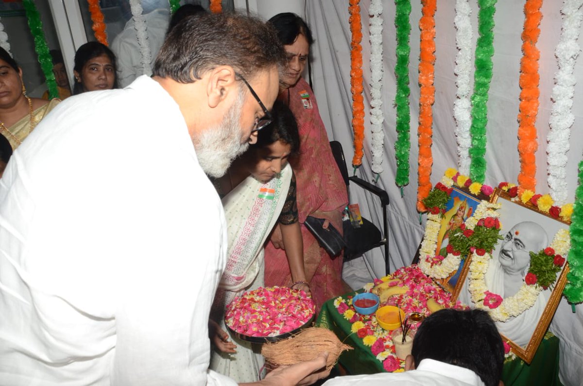 JanaSenaParty's tweet photo. స్వాతంత్ర్య దినోత్సవ వేడుకల్లో భాగంగా, హైదరాబాద్, ప్రశాసన్ నగర్ లోని #JanaSenaParty కార్యాలయంలో జాతీయ పతాకం ఆవిష్కరించిన జనసేన పార్టీ PAC సభ్యులు శ్రీ నాగబాబు గారు.

#IndiaAt75 #स्वतंत्रतादिवस https://t.co/t6Z17V8nWa