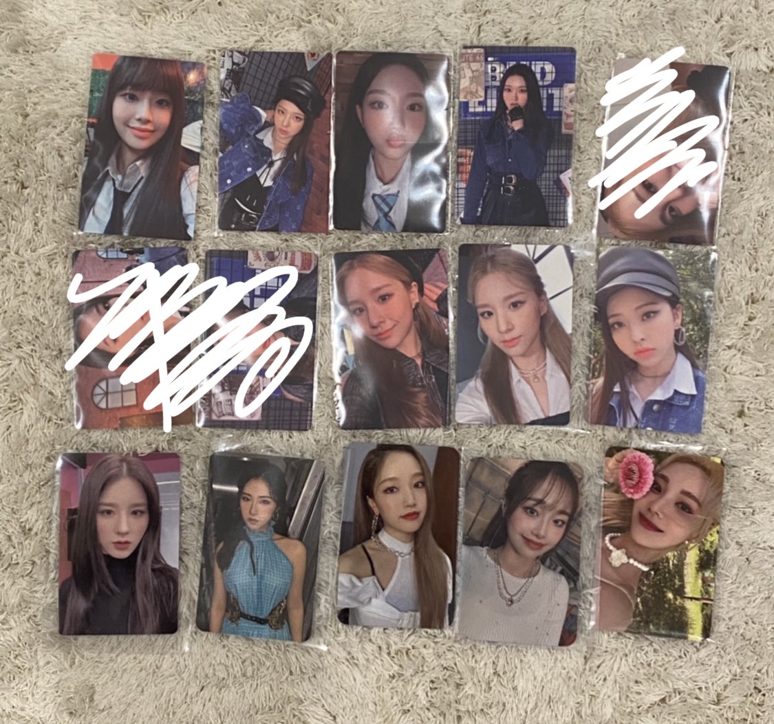choiscIub's tweet photo. selling toploaders + pcs in line! pcs range from $1-10, toploaders are $6 #LOONAinReading i’m in the orange chair next to the stairs !! https://t.co/ht8g8qpcnM