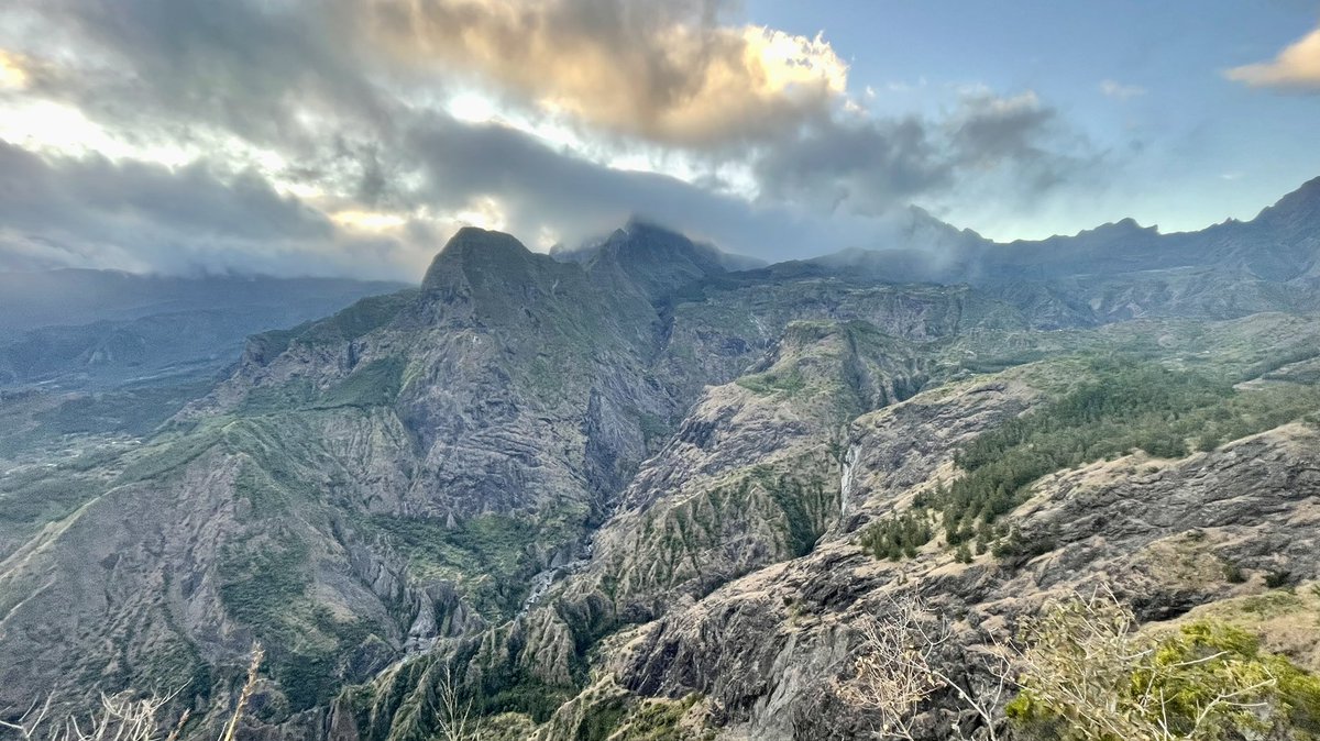 antoine_doutte's tweet photo. Toujours cette vue incroyable sur Mafate … 🇷🇪
#reunionisland #iledelareunion #974  #lareunion #nature #ileintense #sun #islandlife #beautiful #indianocean #holidays #paradise #oceanindien #reunionparadis #trail974 #trailpei #team974 #tordesgeants #diagonaledesfous #ultratrail https://t.co/TSRzWc4aI2