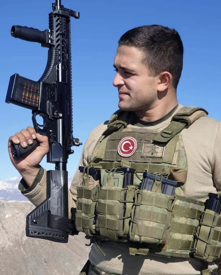 Hakkari Şemdinli'de mayın arama çalışması sırasında şehit olan Piyade Sözleşmeli Erimiz Atakan Çakır'a Allah'tan rahmet; ailesine sabır diliyorum.

Milletimizin başı sağ olsun.🇹🇷