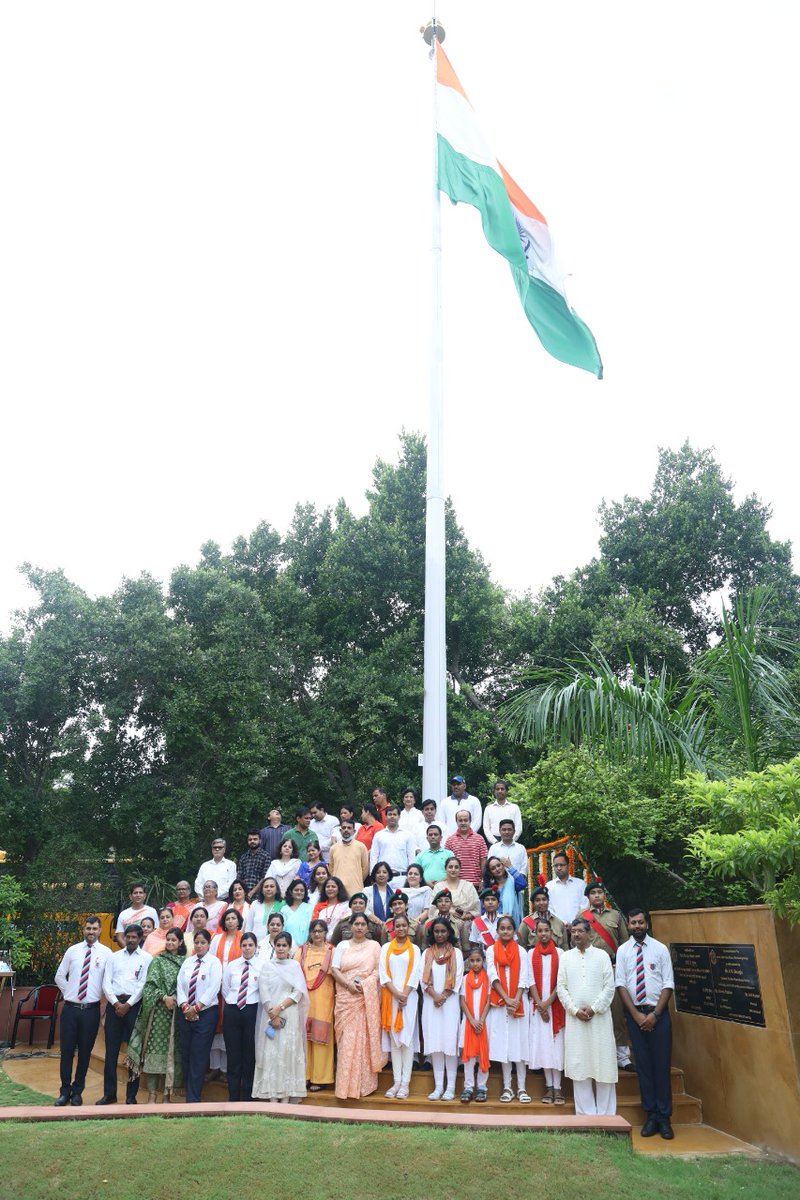 dpsfbd19's tweet photo. On the occasion of the Azadi ka Amrit Mahotsav and the 76th Independence Day, Delhi Public School, Faridabad in association with 1 HAR Naval NCC Unit, 4 HAR (G) Bn NCC and 5 HAR BN NCC,organised the Flag Hoisting Ceremony in the school premises on August 15, 2022.@HQ_DG_NCC https://t.co/JcWYo09nkJ