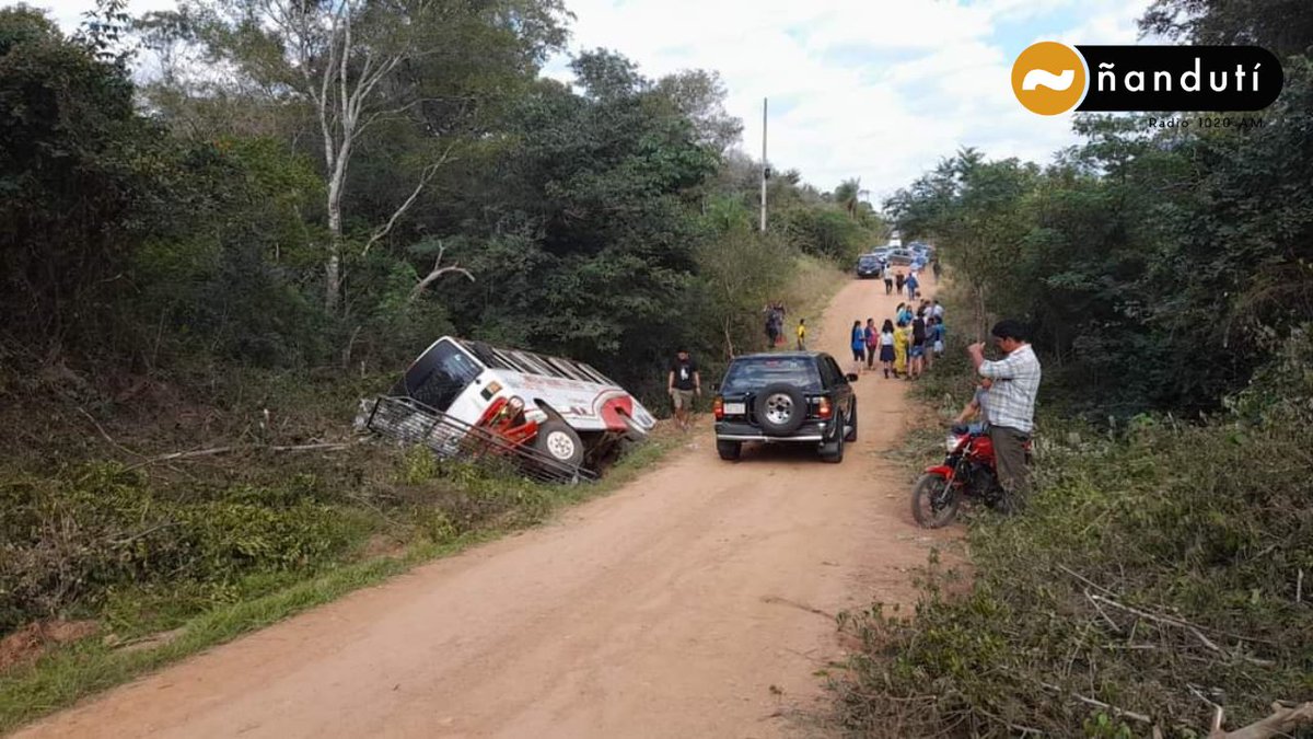 nanduti's tweet photo. #AHORA 🔴Bus que transportaba estudiantes volcó en Caapucú

En línea con el capitán Andrés Cantero, del Cuerpo De Bomberos Voluntarios

#1020AM #FranjaRoja https://t.co/cfYtAajCmT