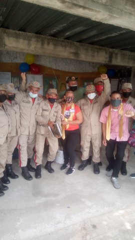 1ereje's tweet photo. Todo el personal del comando José Francisco Bermúdez 1er Eje felicita a sus compañeros milicianos que se graduaron de bachiller de la República Bolivariana de Venezuela el pasado 12 del presente y ahora a vencer muchachos a #PensarComoPais https://t.co/oNDyHnDe7N