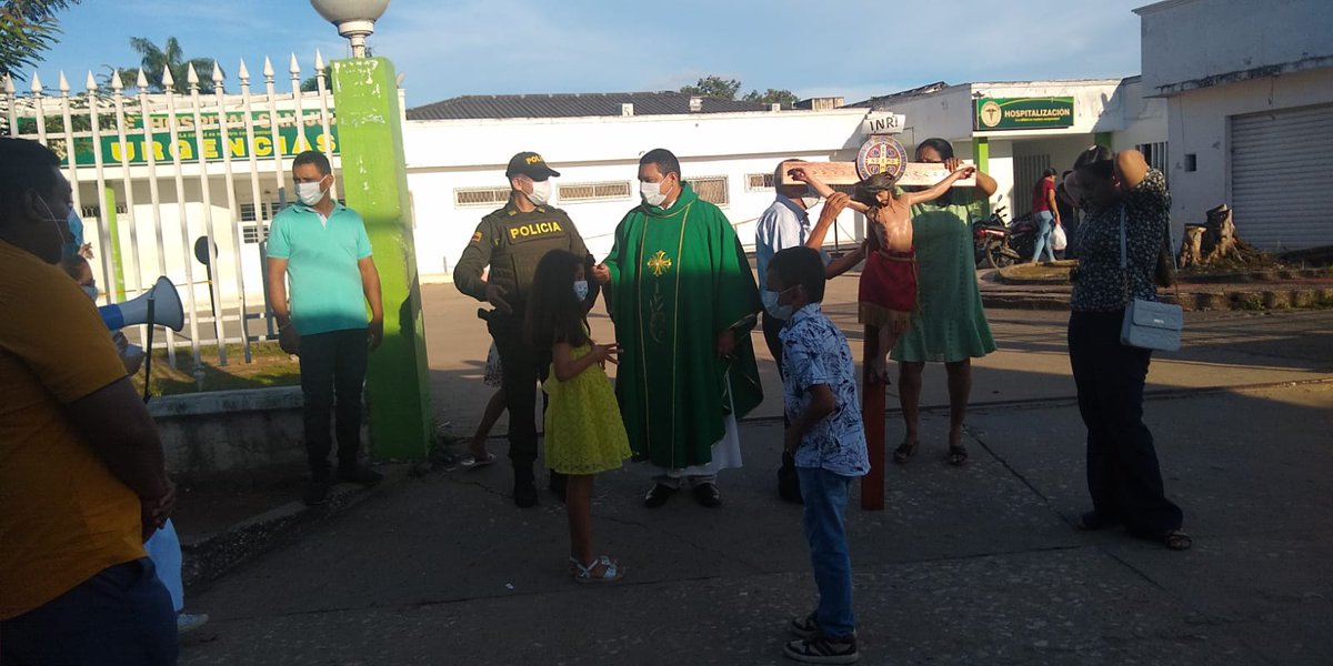 PoliciaDECOR's tweet photo. En el municipio de #Sahagun, con nuestro grupo de @ProteccionPonal a la infancia y adolescencia, realizamos la campaña Turismo Religioso, en las diferentes iglesias de la localidad. Brindamos seguridad y tranquilidad a los asistentes  #EsUnHonorSerPolicía @region6policia https://t.co/VQ46Ng4dl7
