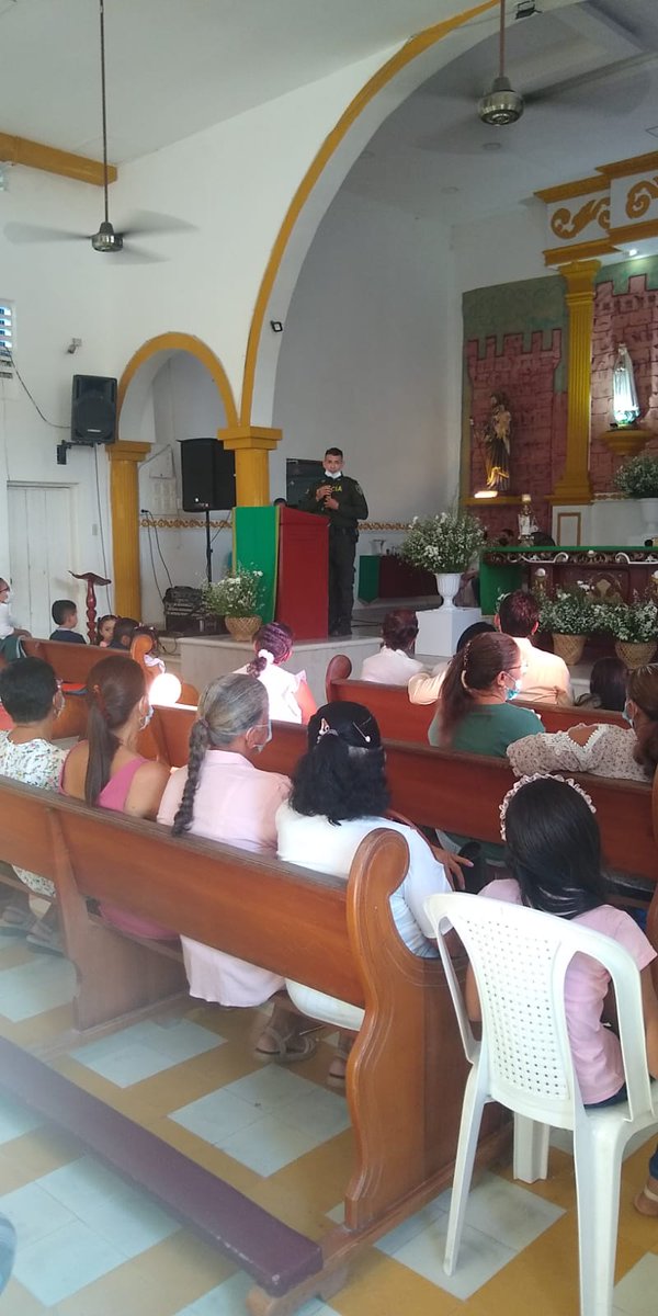 PoliciaDECOR's tweet photo. En el municipio de #Sahagun, con nuestro grupo de @ProteccionPonal a la infancia y adolescencia, realizamos la campaña Turismo Religioso, en las diferentes iglesias de la localidad. Brindamos seguridad y tranquilidad a los asistentes  #EsUnHonorSerPolicía @region6policia https://t.co/VQ46Ng4dl7