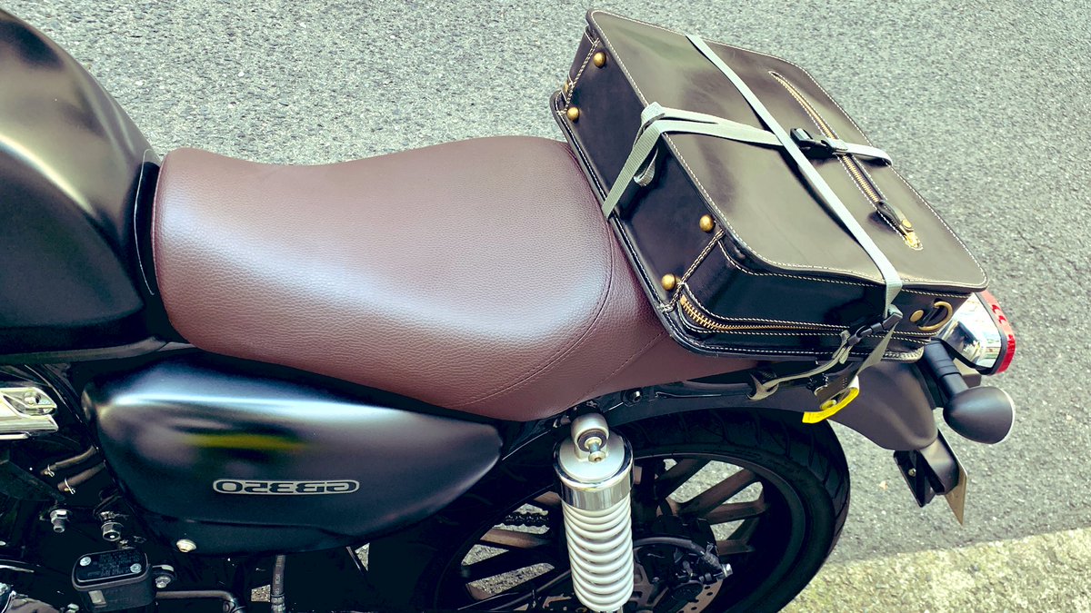 ryomlog's tweet photo. シートバッグとして使ってる革トランクの固定、ゴムバンドは不安があったのでROKstrapsに変えてみた。結束力は問題無い。バッグへのダメージも先代より少なそうなのでよきよき(*´꒳`*)
これなら、二段重ねも出来そう(資金繰りがつけば)#GB350 #ROKstraps https://t.co/rdRdmPcfUc