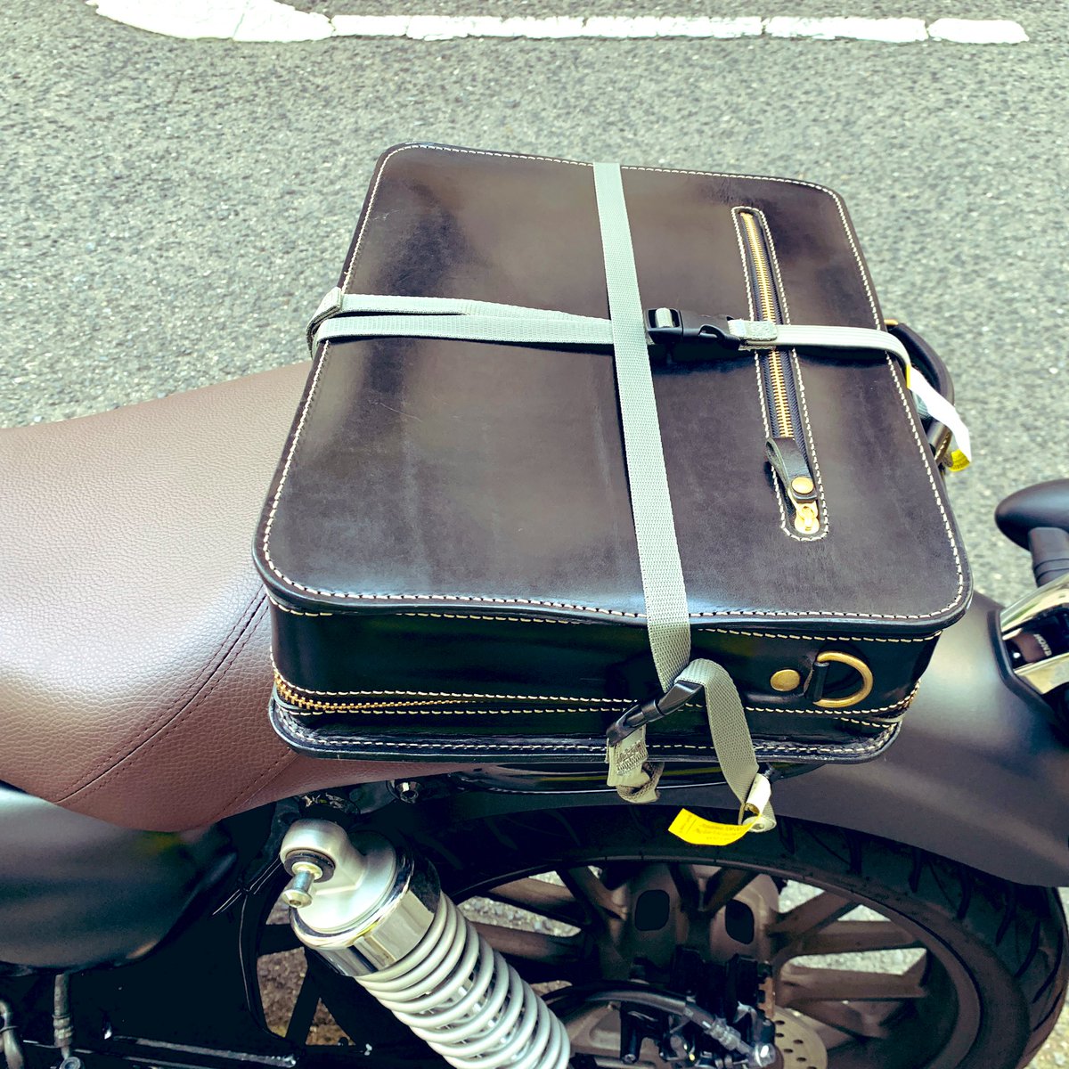 ryomlog's tweet photo. シートバッグとして使ってる革トランクの固定、ゴムバンドは不安があったのでROKstrapsに変えてみた。結束力は問題無い。バッグへのダメージも先代より少なそうなのでよきよき(*´꒳`*)
これなら、二段重ねも出来そう(資金繰りがつけば)#GB350 #ROKstraps https://t.co/rdRdmPcfUc