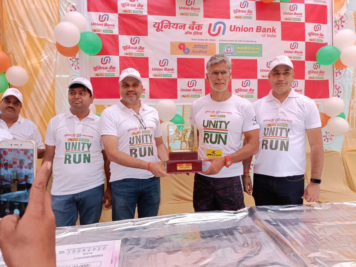 UnionBankTweets's tweet photo. The much anticipated #UnityRun2022 has begun from Jhansi Fort by @MilindRunning and will end at Red Fort in Delhi.
The event was graced by the presence of several dignitaries from #UnionBankOfIndia #MilindKahaChalenxt? #HarGharTiranga @DFS_India  @MinOfCultureGoI @AmritMahotsav https://t.co/w4mUU0oAwv