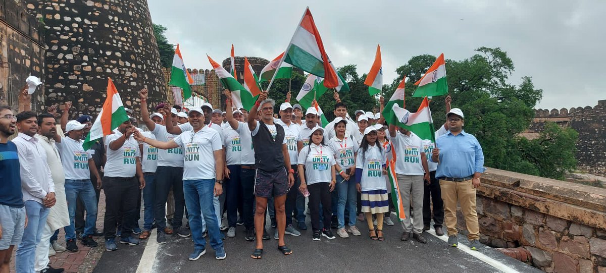 UnionBankTweets's tweet photo. The much anticipated #UnityRun2022 has begun from Jhansi Fort by @MilindRunning and will end at Red Fort in Delhi.
The event was graced by the presence of several dignitaries from #UnionBankOfIndia #MilindKahaChalenxt? #HarGharTiranga @DFS_India  @MinOfCultureGoI @AmritMahotsav https://t.co/w4mUU0oAwv