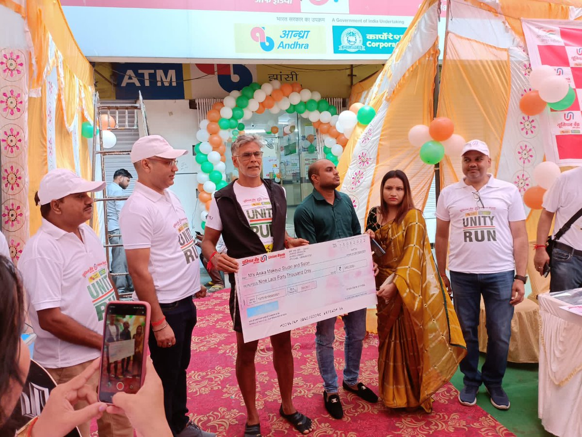UnionBankTweets's tweet photo. The much anticipated #UnityRun2022 has begun from Jhansi Fort by @MilindRunning and will end at Red Fort in Delhi.
The event was graced by the presence of several dignitaries from #UnionBankOfIndia #MilindKahaChalenxt? #HarGharTiranga @DFS_India  @MinOfCultureGoI @AmritMahotsav https://t.co/w4mUU0oAwv