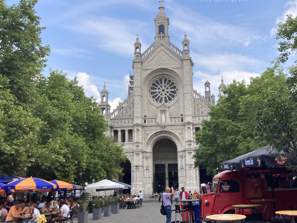 euro_tour's tweet image. ブリュッセル(ベルギー)。
本日の風景より⑤
聖カトリーヌ教会。興味深かったのは、教会前の広場に巡礼路を示す赤と白のマークを見つけたこと。
教会内に聖ヤコブ像がありました。
スペイン、サンティアゴ・デ・コンポステーラへ向かう巡礼路のひとつのポイントでした。