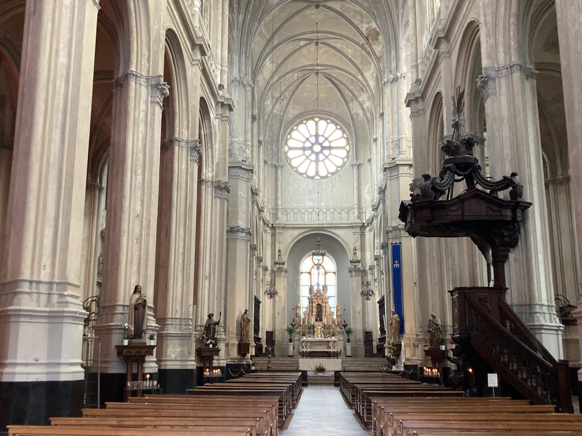 euro_tour's tweet image. ブリュッセル(ベルギー)。
本日の風景より⑤
聖カトリーヌ教会。興味深かったのは、教会前の広場に巡礼路を示す赤と白のマークを見つけたこと。
教会内に聖ヤコブ像がありました。
スペイン、サンティアゴ・デ・コンポステーラへ向かう巡礼路のひとつのポイントでした。