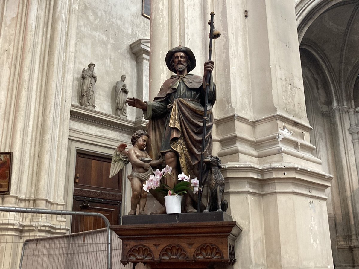 euro_tour's tweet image. ブリュッセル(ベルギー)。
本日の風景より⑤
聖カトリーヌ教会。興味深かったのは、教会前の広場に巡礼路を示す赤と白のマークを見つけたこと。
教会内に聖ヤコブ像がありました。
スペイン、サンティアゴ・デ・コンポステーラへ向かう巡礼路のひとつのポイントでした。