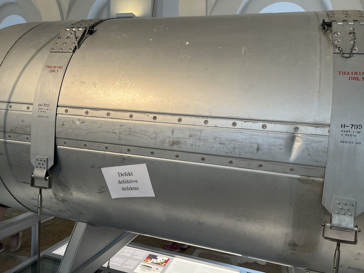 Das Hinweisschild auf der Atombombe hier beruhigt mich. Steht im Militärhistorischen Museum auf der Festung Königstein.