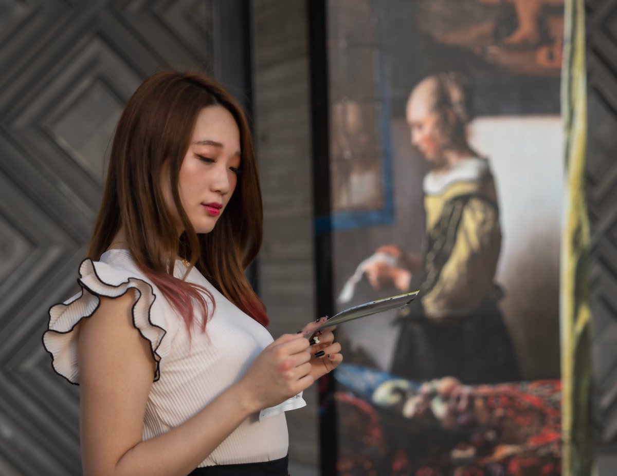Tatsuroug's tweet photo. 美術館シリーズ。Art inArt。モデルは、2019年ミス湘南フォトジェニック、#成美 さん。#大阪市立美術館 #フェルメールと17世紀オランダ絵画展 #窓辺で手紙を読む女 @090Narumi https://t.co/sVq5cANe3i