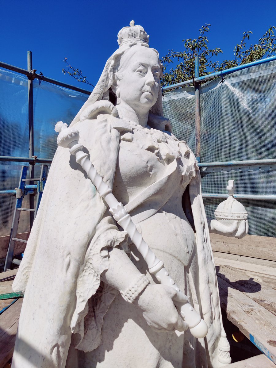 BonsersUK's tweet photo. The sceptre has been fitted to the Queen Victoria Memorial at Victoria Embankment. Please see below for the finished photos. For all enquiries please email contact@bonsersrestoration.co.uk 
@huttonstone https://t.co/FmLhXxnNIo